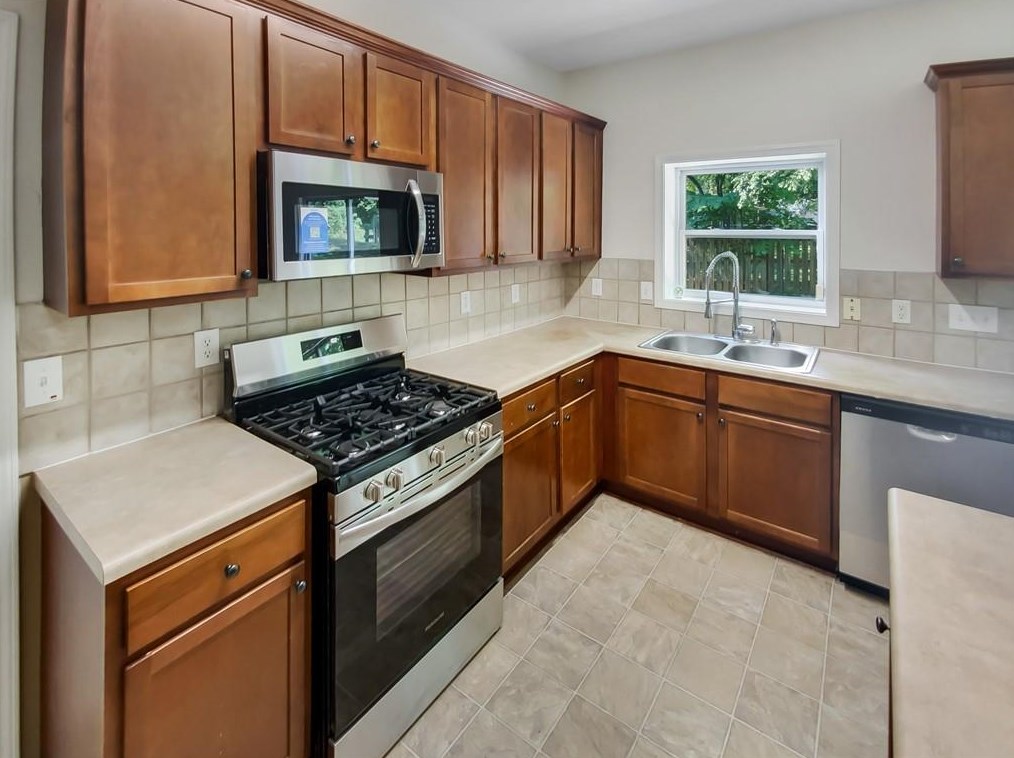 4549 Gapstow Bridge Ln, Acworth, GA 30101-6696
