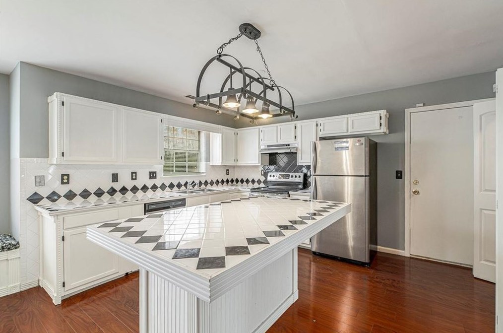 1825 Enon Pne Dr, Atlanta GA  30331-8441 exterior