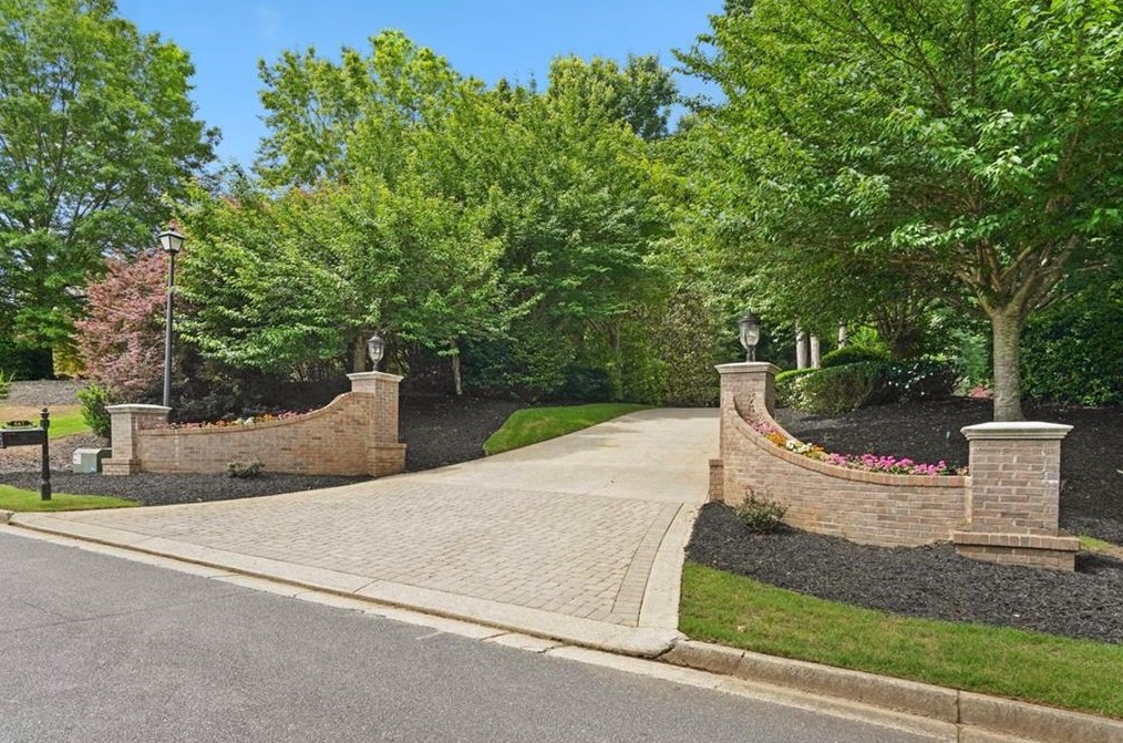 647 Glenover Dr, Alpharetta, GA 30004-8268