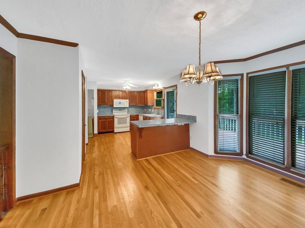 6166 Picketts Ridge Ct, Acworth, GA 30101-7766