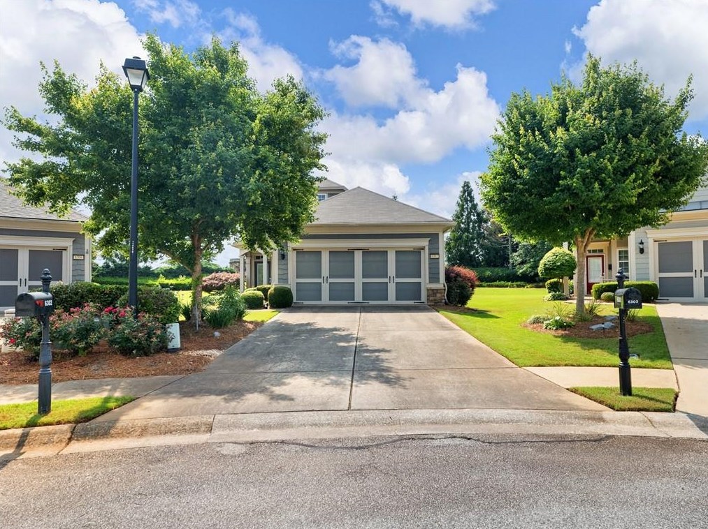 6302 Rockpoint Ln, Hoschton, GA 30548-8226