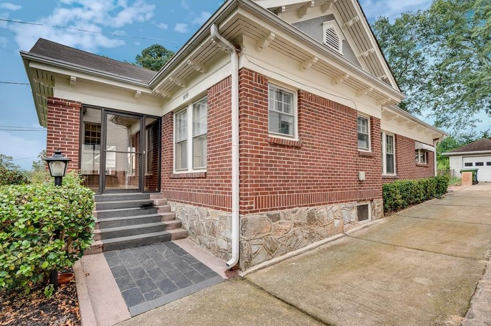 1059 Bellevue Dr, Atlanta GA  30306-3531 exterior