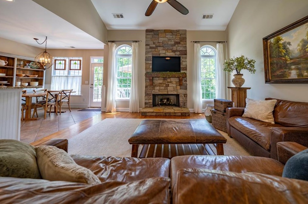 28 Roberson Dr, Euharlee, GA 30121-8186