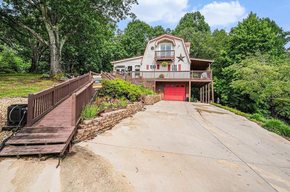 248 Deerwalk Dr, Clarkesville, GA 30523-2830