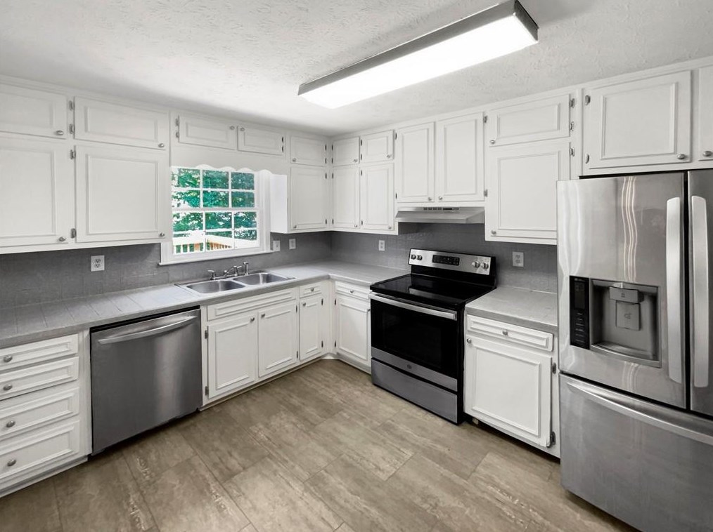3188 Village Glen Dr, Lithonia, GA 30039-4622