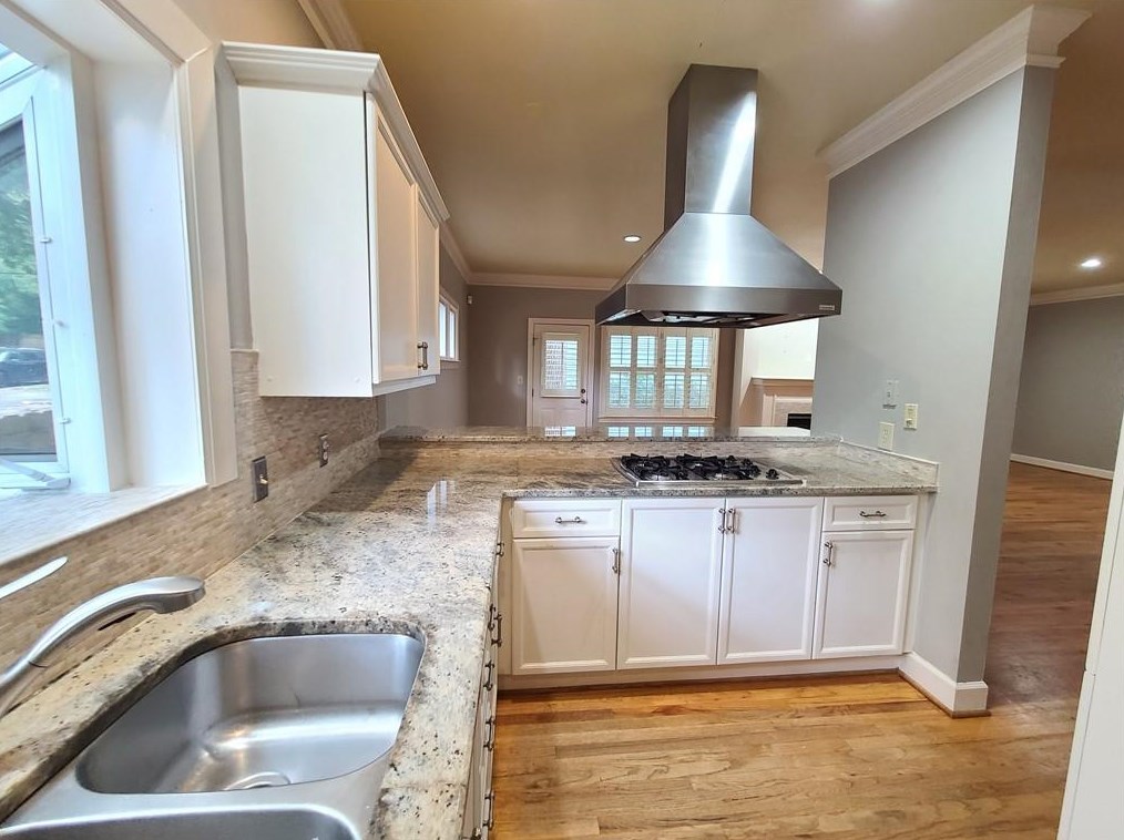 106 Glenlake Commons Dr, Decatur, GA 30030-1583