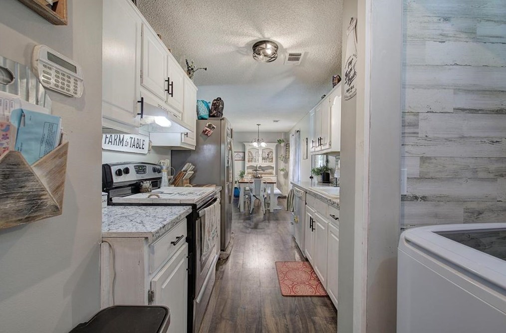 1015 Erwin Hl Church Rd, Calhoun GA 30701-4009 exterior