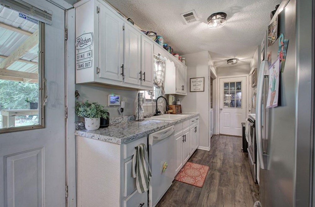 1015 Erwin Hl Church Rd, Calhoun GA 30701-4009 exterior