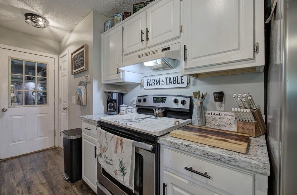 1015 Erwin Hl Church Rd, Calhoun GA 30701-4009 exterior