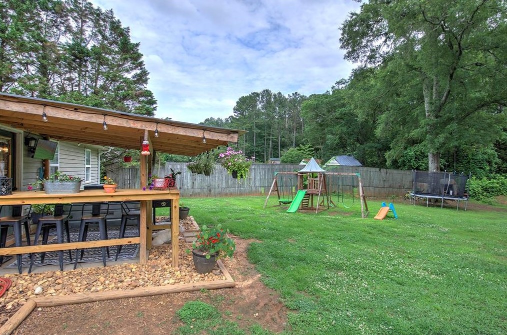 1015 Erwin Hl Church Rd, Calhoun GA 30701-4009 exterior