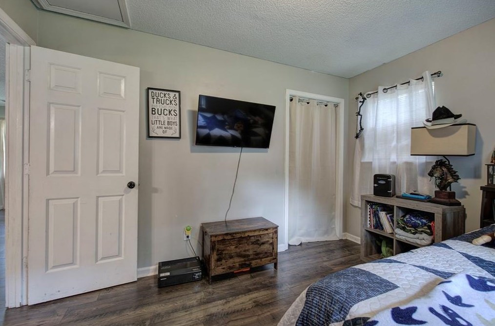 1015 Erwin Hl Church Rd, Calhoun GA 30701-4009 exterior