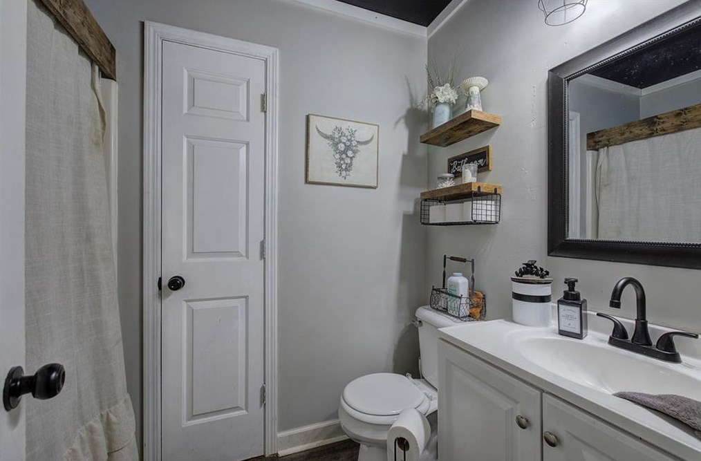 1015 Erwin Hl Church Rd, Calhoun GA 30701-4009 exterior