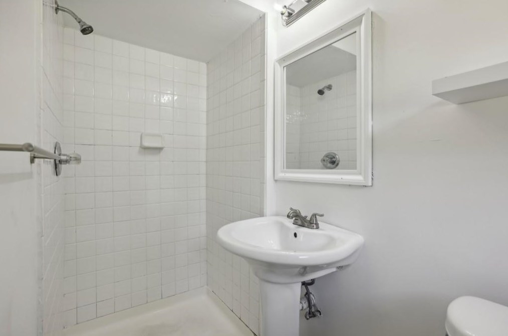 2216 Holly Hl Dr, Decatur GA 30032-5711 exterior