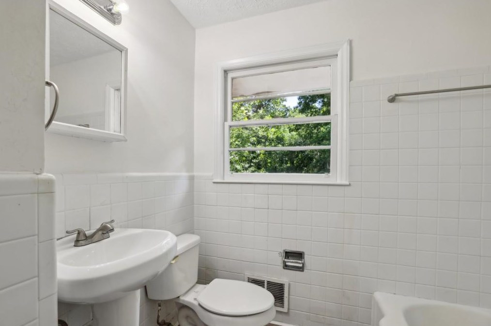 2216 Holly Hl Dr, Decatur GA 30032-5711 exterior