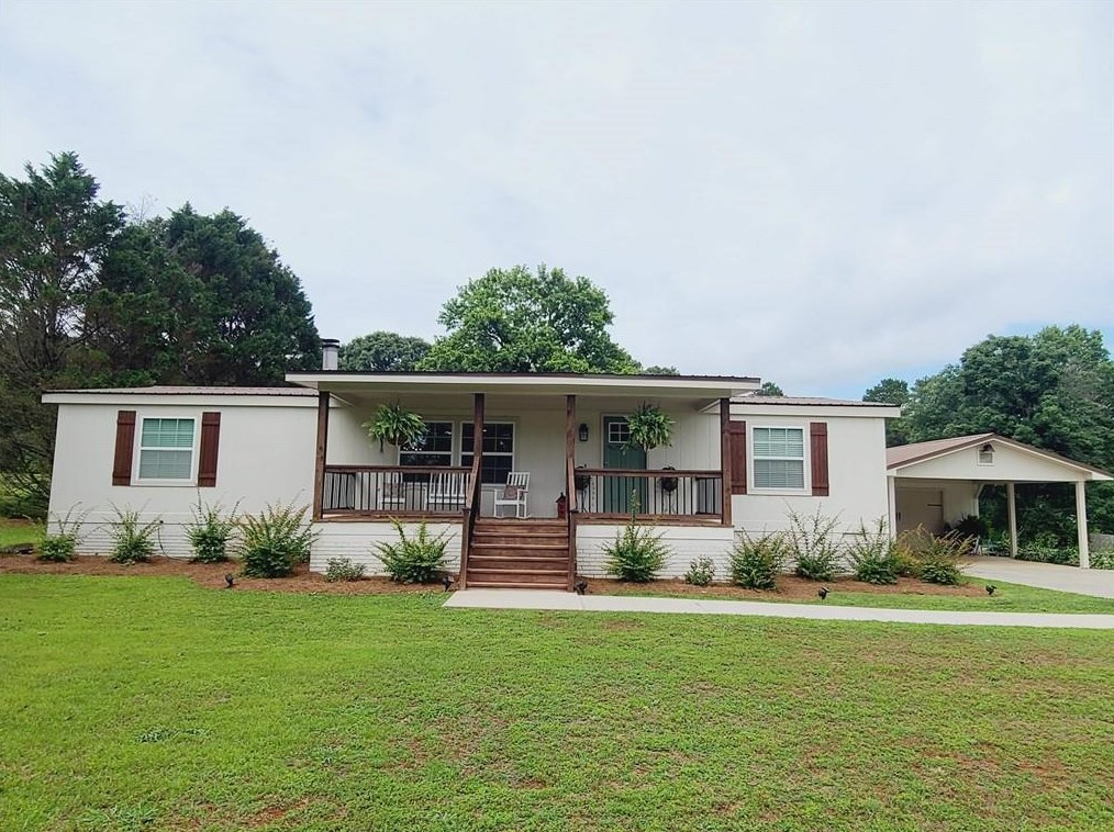 62 Forest Lake Rd, Pendergrass, GA 30567-4003