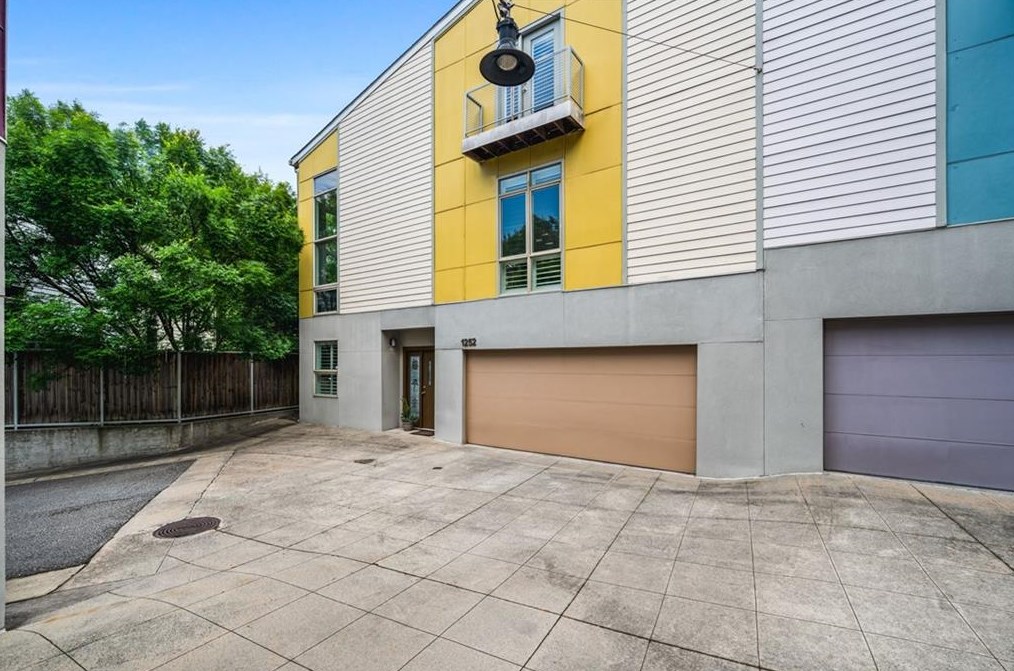 1252 Prouve Ct, Atlanta, GA 30318-4101