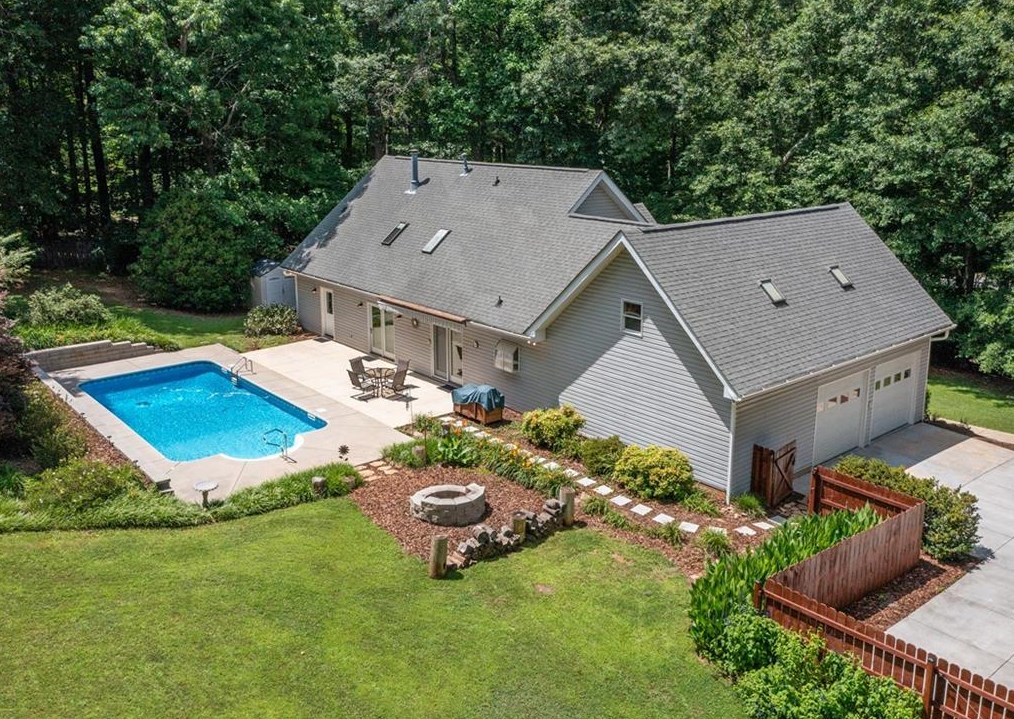 12 Waters Edge Ln, Newnan, GA 30263-3590