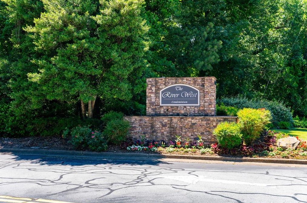 2413 River Green Dr, Atlanta GA  30327-3072 exterior