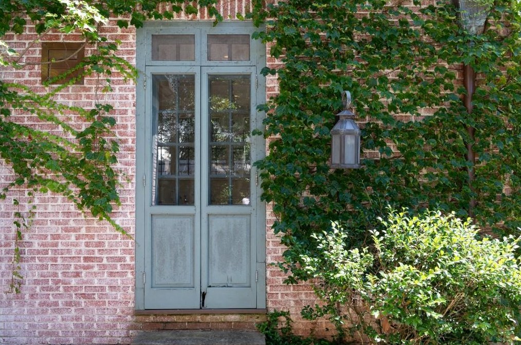 2620 Habersham Rd, Atlanta GA  30305-3573 exterior