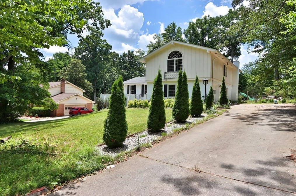 4273 Executive Dr, Stone Mountain, GA 30083-1749