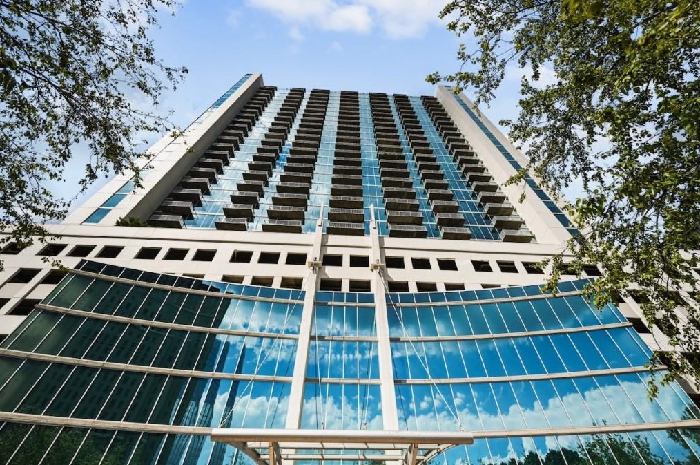 3324 Peachtree Rd, Atlanta GA  30326-1001 exterior