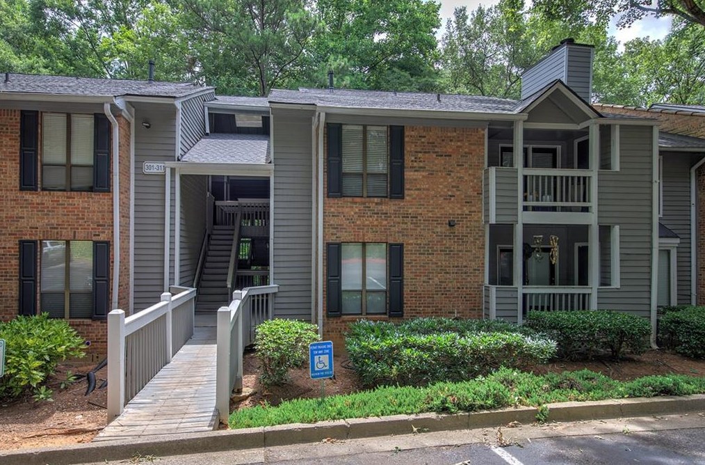 303 Warm Springs Cir, Roswell, GA 30075-4967