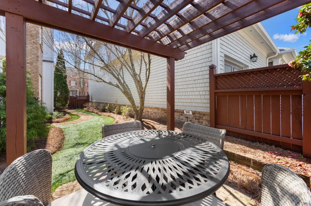 2080 Arminda Ct, Alpharetta GA  30022-1591 exterior