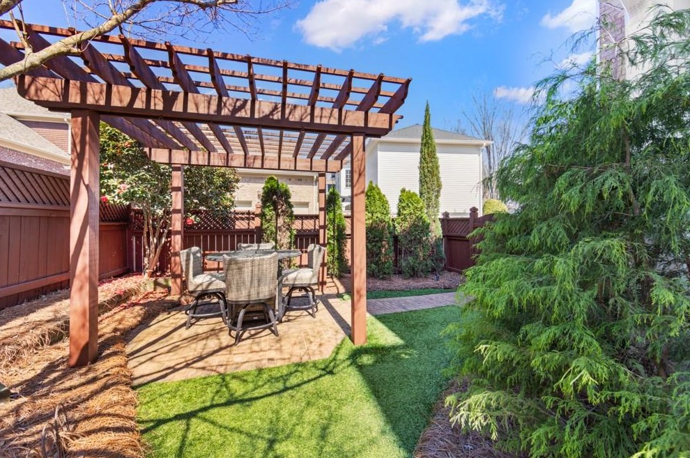 2080 Arminda Ct, Alpharetta GA  30022-1591 exterior