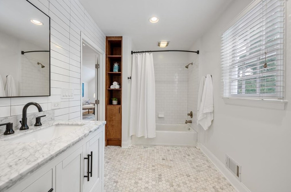 746 Wildwood Rd, Atlanta GA  30324-4943 exterior