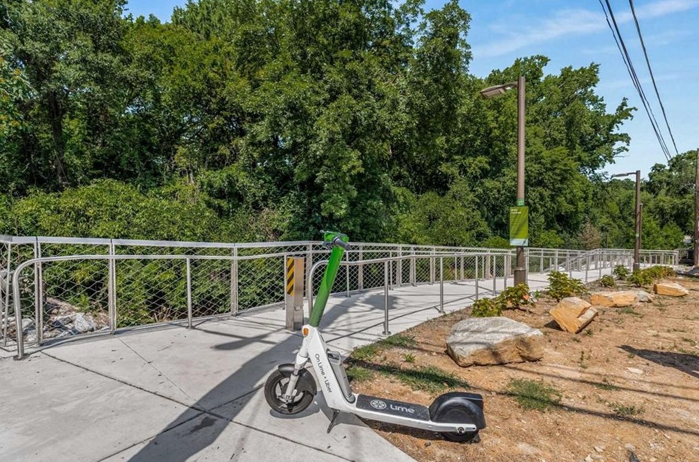 1943 Kilburn Dr, Atlanta GA  30324-4852 exterior