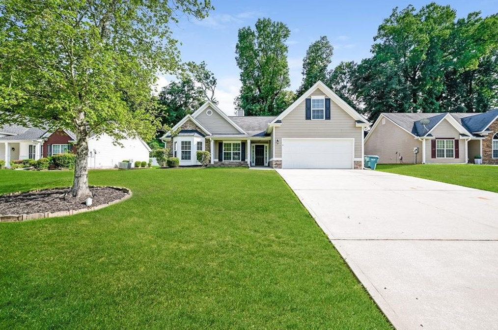 215 Sandstone Dr, Hampton, GA 30228