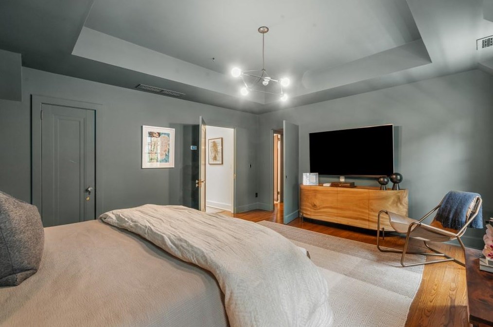 725 Morningside Dr, Atlanta GA  30324-5220 exterior