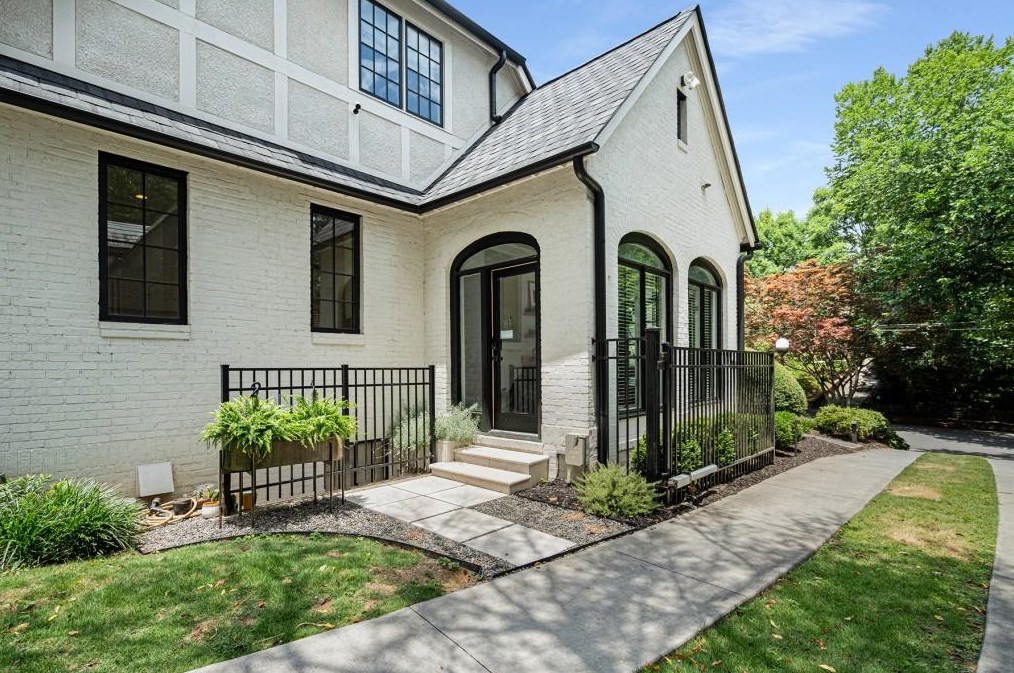 725 Morningside Dr, Atlanta GA  30324-5220 exterior