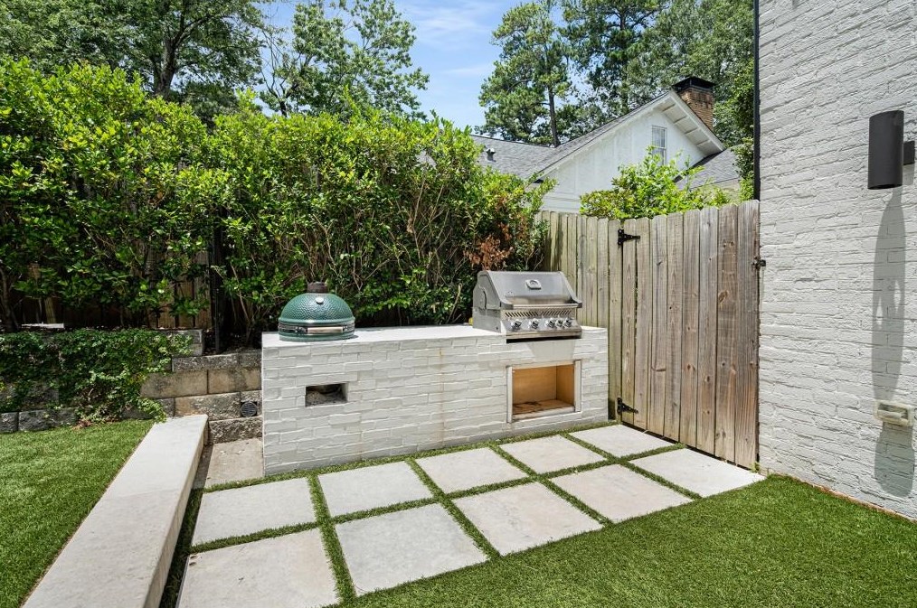 725 Morningside Dr, Atlanta GA  30324-5220 exterior