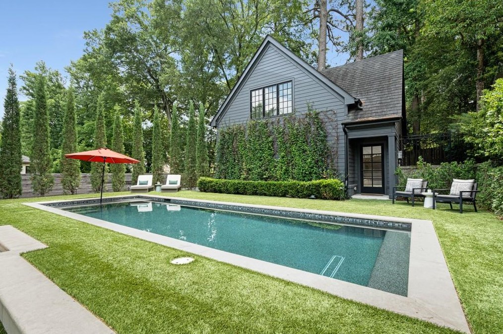 725 Morningside Dr, Atlanta GA  30324-5220 exterior
