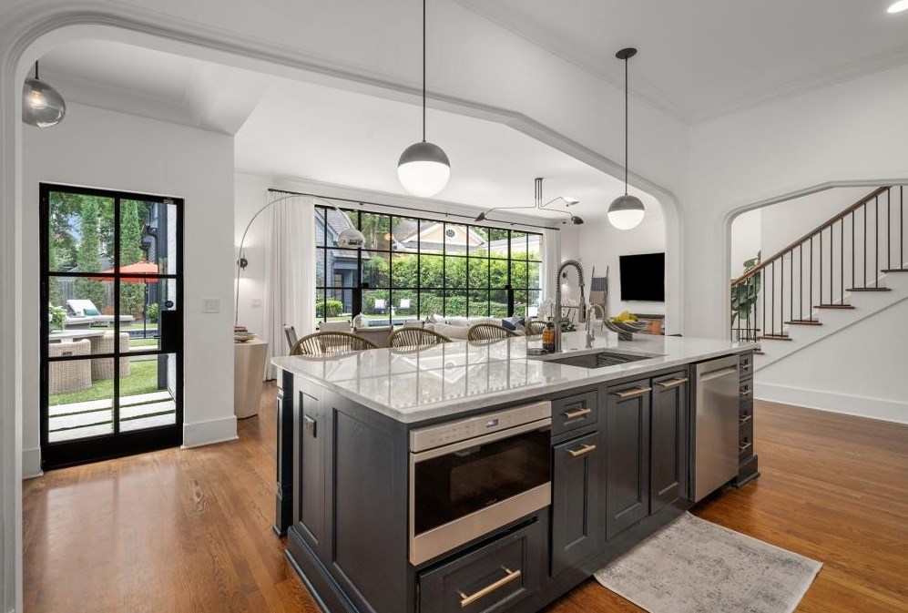 725 Morningside Dr, Atlanta GA  30324-5220 exterior