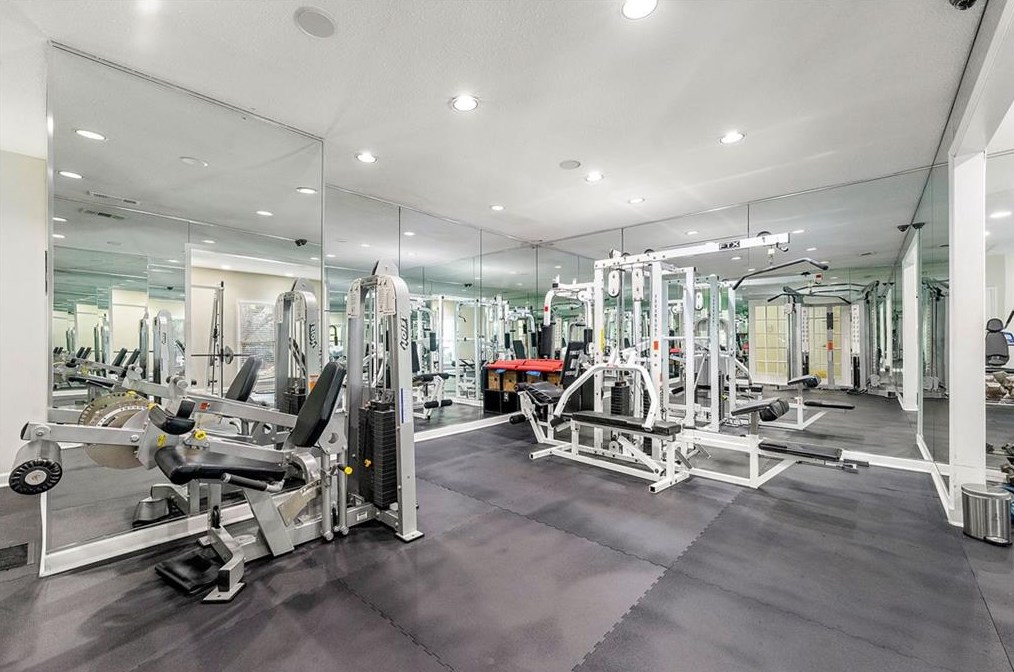 2109 Pne Hts Dr, Atlanta GA 30324-2834 exterior