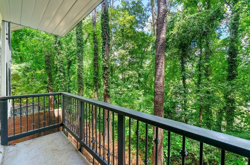 2109 Pne Hts Dr, Atlanta GA 30324-2834 exterior