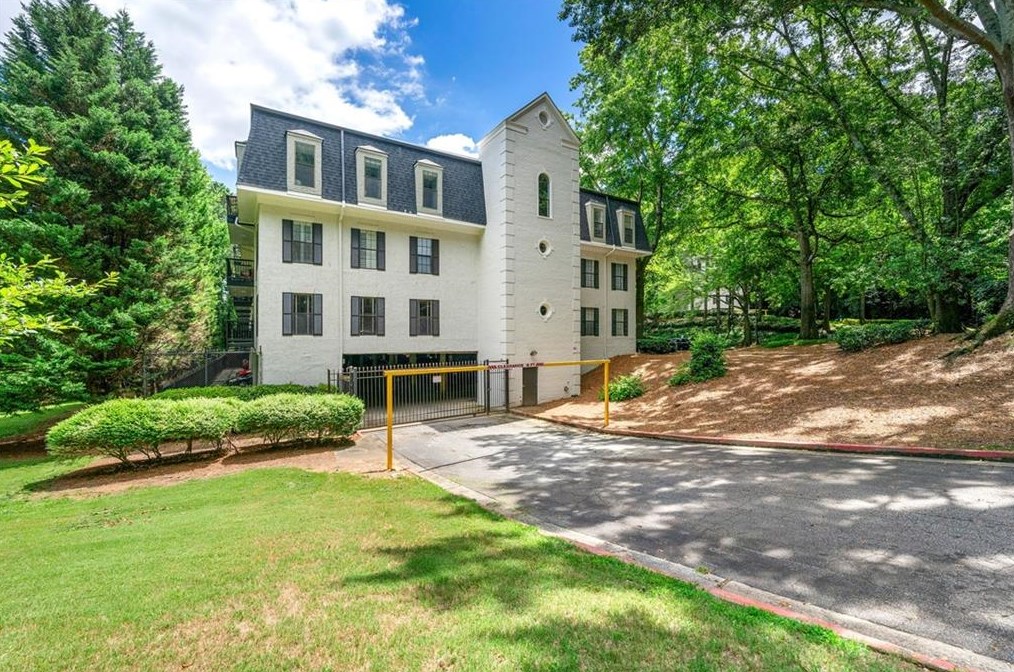 2109 Pne Hts Dr, Atlanta GA 30324-2834 exterior