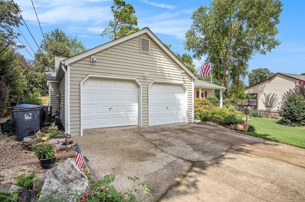 212 Colemans Bluff Dr, Holly Springs, GA 30188-5333