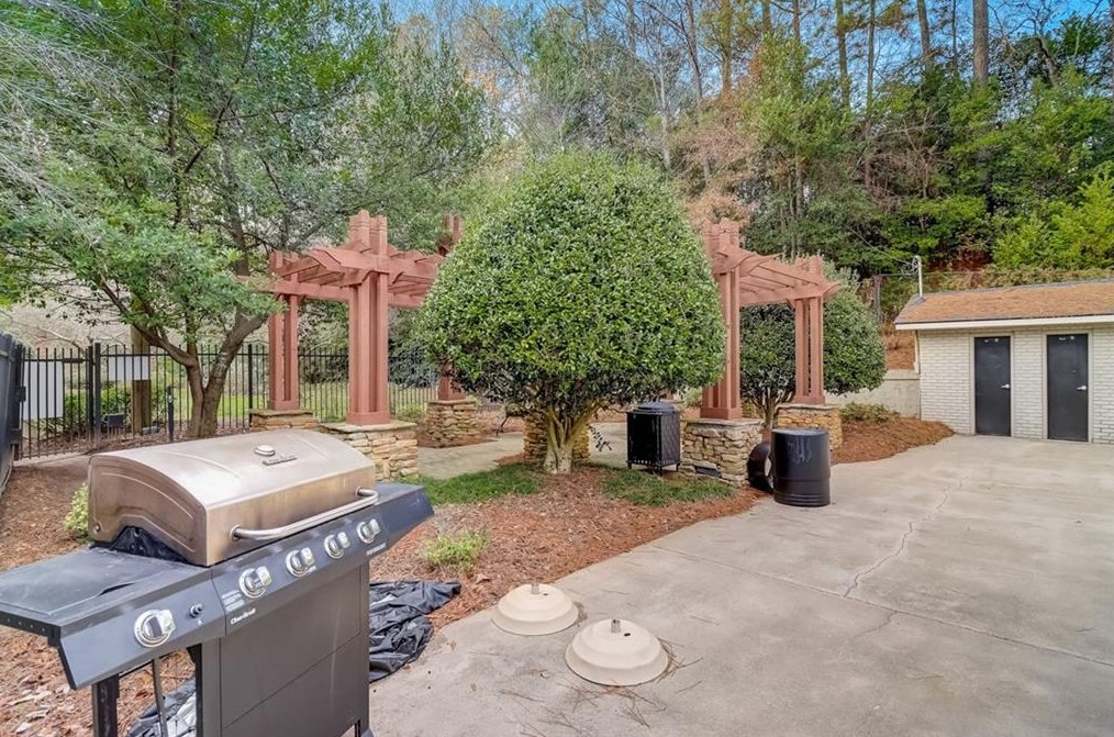 6940 Roswell Rd, Atlanta GA  30328-2205 exterior