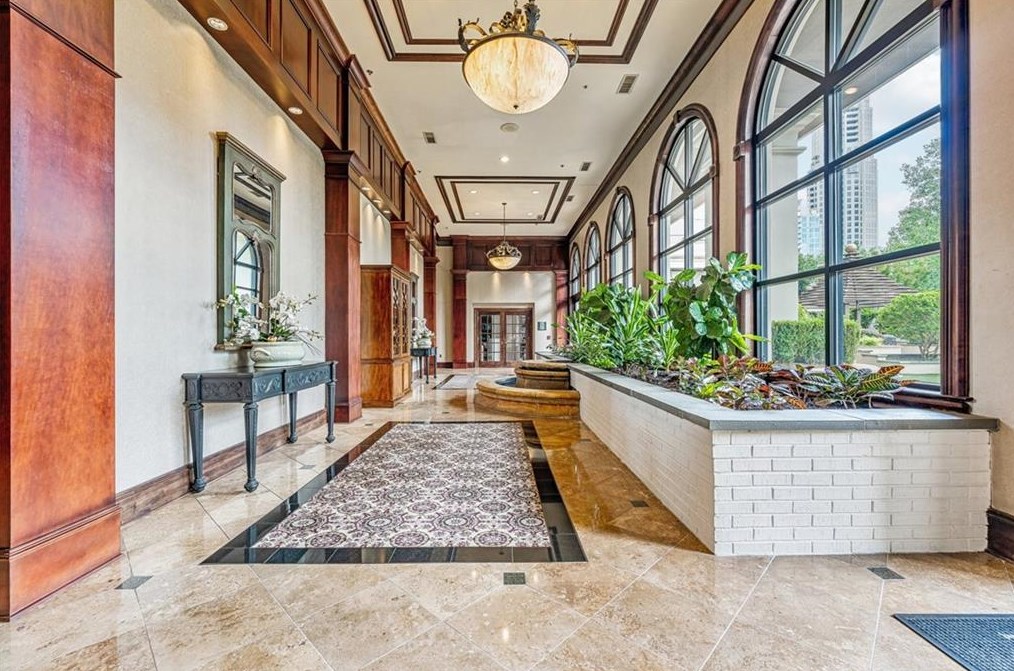 3334 Peachtree Rd, Atlanta GA  30326-6801 exterior
