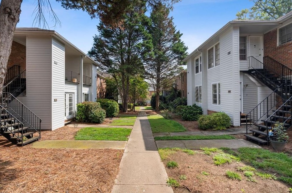 6700 Roswell Rd, Atlanta GA  30328-2503 exterior