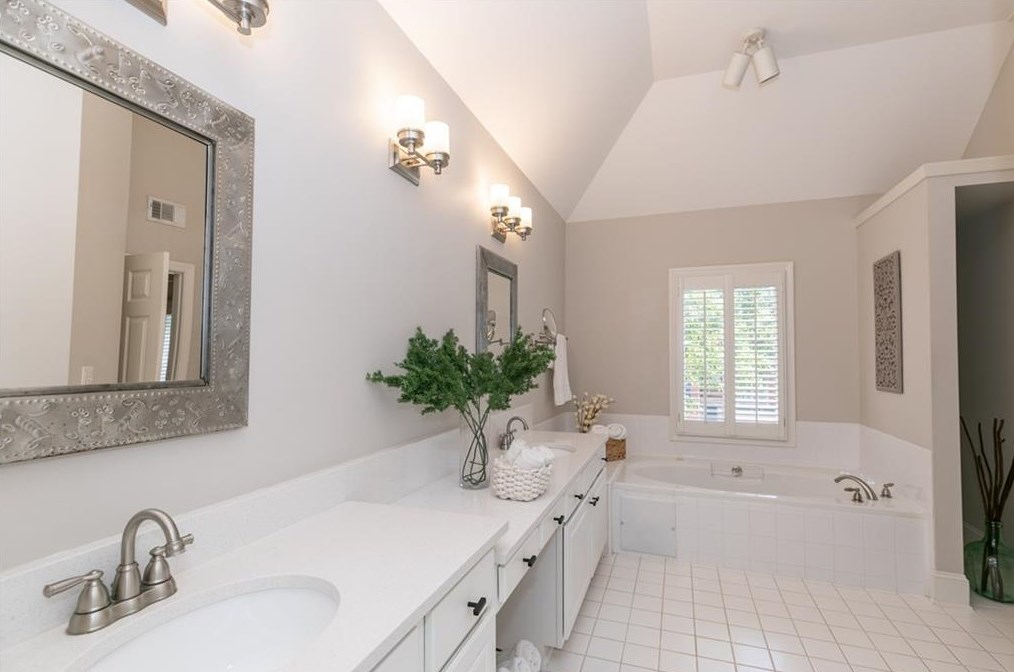 2493 Manor Walk, Decatur GA  30030-1654 exterior