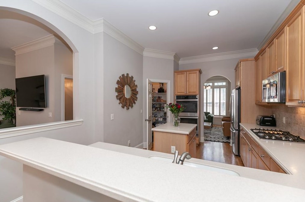 2493 Manor Walk, Decatur GA  30030-1654 exterior