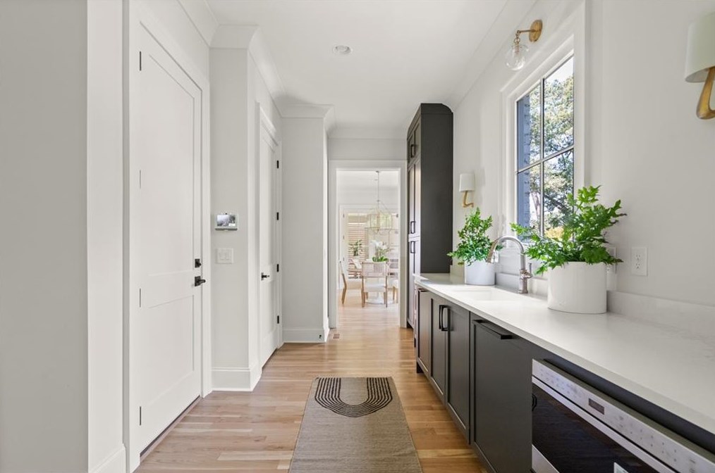 679 Moores Mill Rd, Atlanta GA  30327-0015 exterior