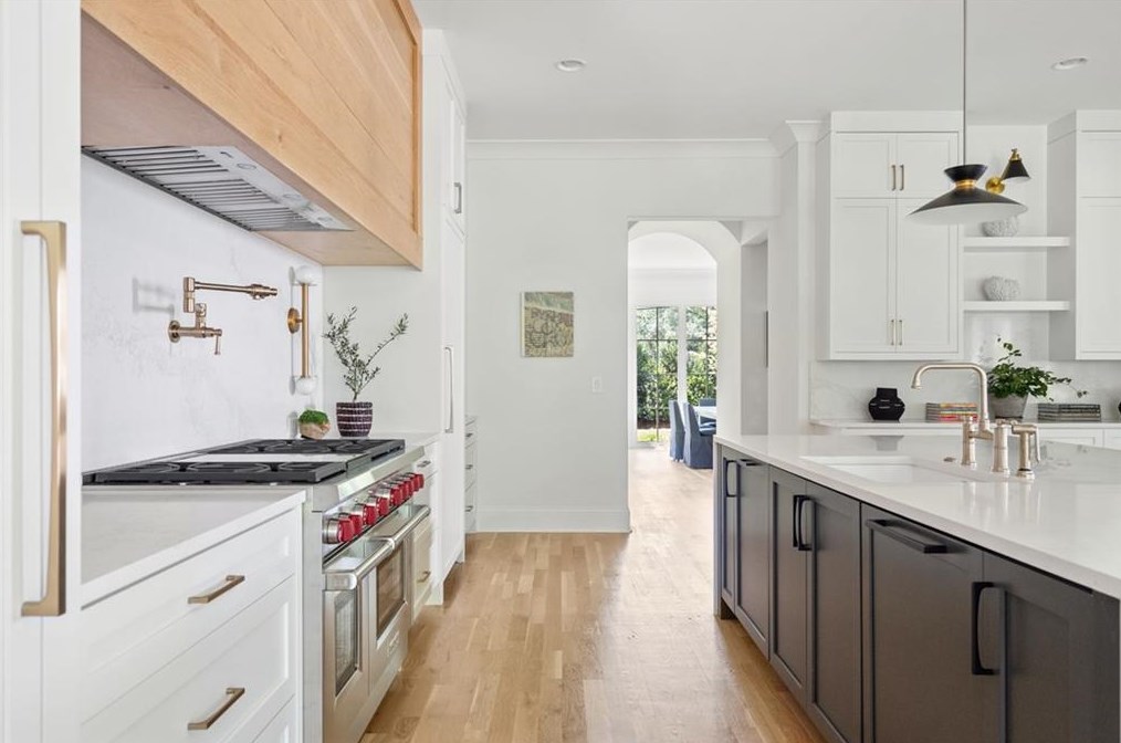 679 Moores Mill Rd, Atlanta GA  30327-0015 exterior