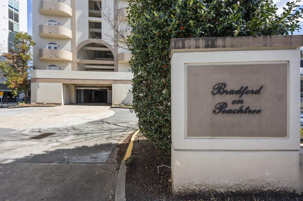 2161 Peachtree Rd, Atlanta GA  30309-1372 exterior
