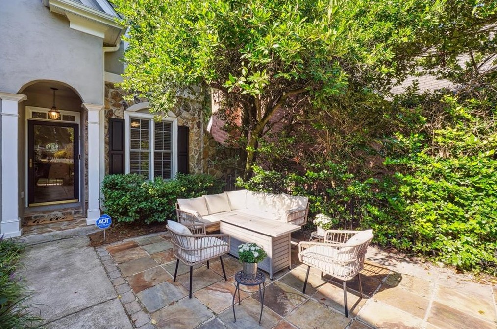 500 Fountain Oaks Way, Atlanta GA  30342-2576 exterior