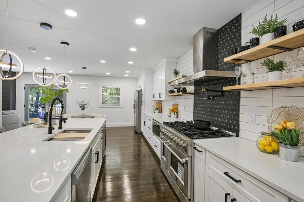 611 Hammond Dr, Atlanta GA  30328-5231 exterior